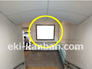 ゆりかもめ　汐留駅／ホーム階段／№4駅看板・駅広告、写真2
