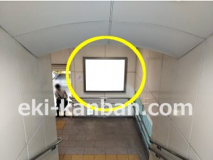 ゆりかもめ　汐留駅／ホーム階段／№4駅看板・駅広告、写真2