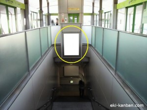 ゆりかもめ　有明テニスの森駅／ホーム階段／№4駅看板・駅広告、写真1