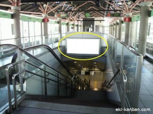 ゆりかもめ　芝浦ふ頭駅／ホーム階段／№1駅看板・駅広告、写真1