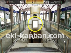 ゆりかもめ　汐留駅／ホーム階段／№5駅看板・駅広告、写真2