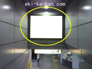 ゆりかもめ　竹芝駅／下りホーム階段／№3駅看板・駅広告、写真2