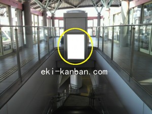 ゆりかもめ　有明駅／1番線ホーム階段／№1駅看板・駅広告、写真2