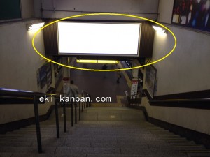 JR／津田沼駅／ホーム階段／№6駅看板・駅広告、写真1