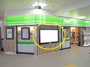 JR／南越谷駅／NewDaysビジョン 1ヶ月間№1駅デジタルサイネージ・駅広告、写真1