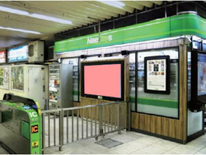 JR／市川駅／NewDaysビジョン№D駅デジタルサイネージ・駅広告、写真1