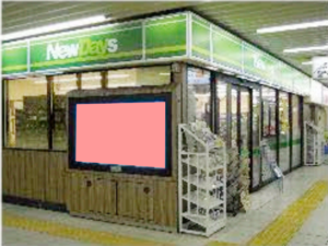 JR／小岩駅／NewDaysビジョン№D駅デジタルサイネージ・駅広告、写真1