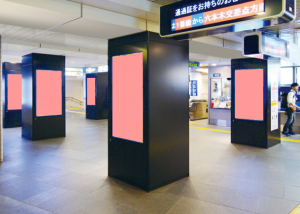 東京メトロ／六本木駅／MCV 単駅ジャック 六本木（西麻布方面改札）№MCV駅デジタルサイネージ・駅広告、写真1