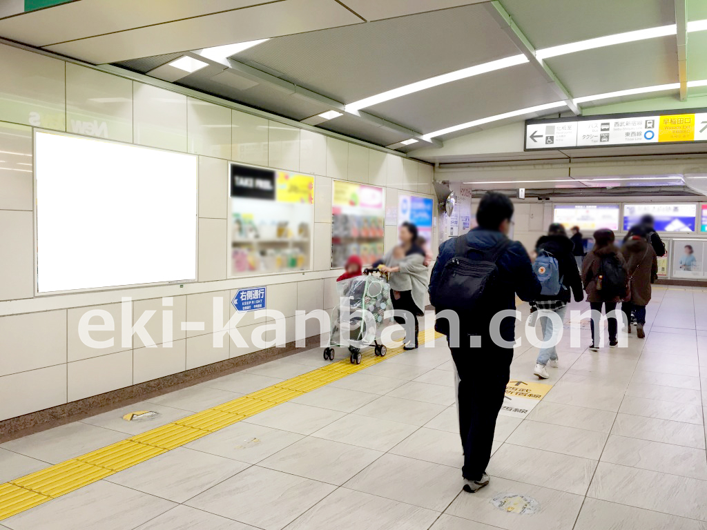 高田馬場駅の構内にある広告看板です。早稲田口改札の中にある電飾看板の写真です。