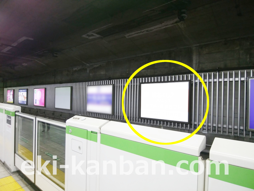 目黒駅の山手線ホーム前の電飾看板です