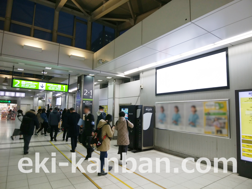 JR大崎駅の南改札口付近にある広告看板の現地写真です