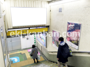 JR／駒込駅／ホーム階段／№14駅看板・駅広告、写真1