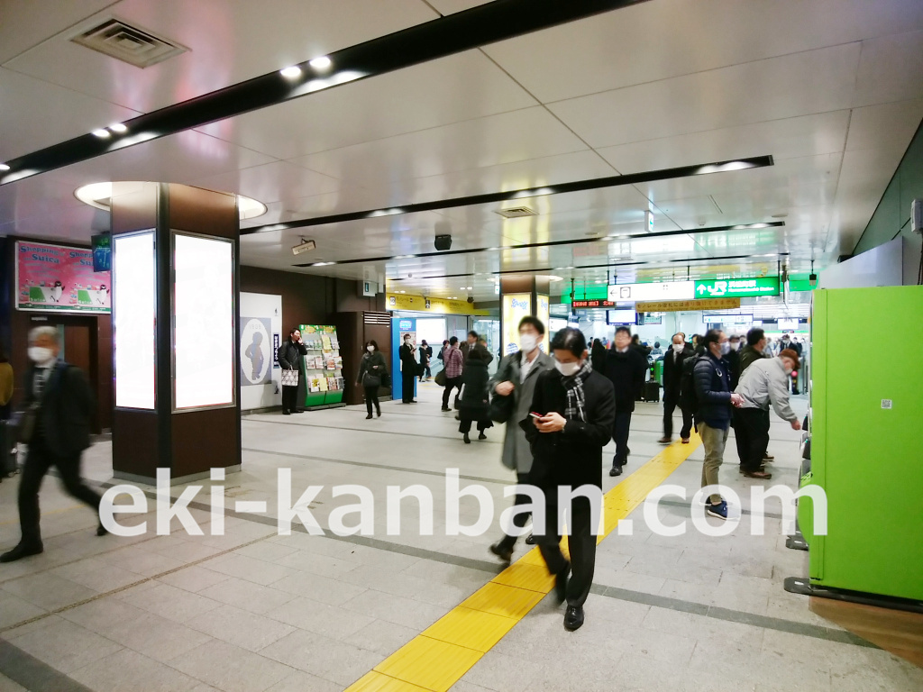 浜松町駅南口改札にある柱タイプの広告看板です。4面セット
