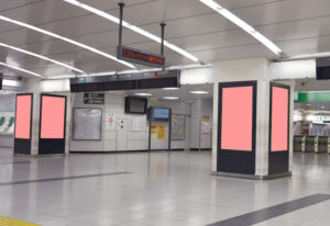 JR／新宿駅／J・ADビジョン 新宿駅東口 5週間№5駅デジタルサイネージ・駅広告、写真1