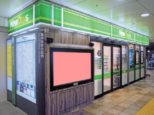 JR／亀戸駅／NewDaysビジョン№D駅デジタルサイネージ・駅広告、写真1