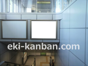 ゆりかもめ　新橋駅／ホーム階段／№5駅看板・駅広告、写真2