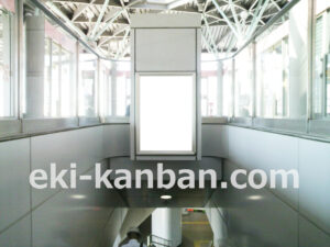 ゆりかもめ　有明駅／3番線ホーム階段／№1駅看板・駅広告、写真2