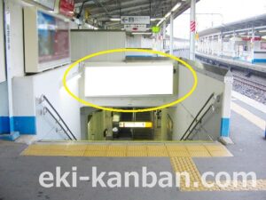 JR大網駅の駅看板の写真です。ホーム階段の正面にある電飾タイプの広告看板で、階段を降りる際に正対する位置にあります。