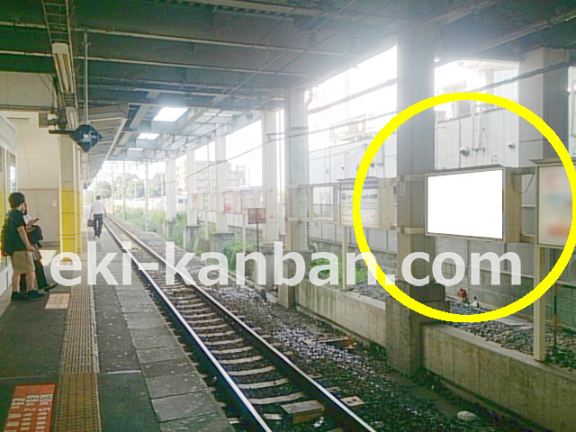 JR 福生駅の広告/上り線路前 駅看板のご紹介です。