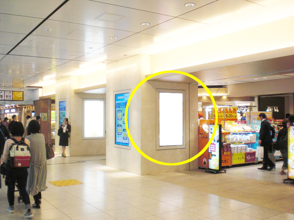 JR 東京駅の広告／改札内通路 駅看板のご紹介です。