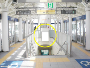 ゆりかもめ　台場駅／ホーム階段／№1駅看板・駅広告、写真1