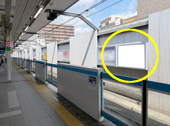 浦和駅京浜東北線上り線路前の広告看板の写真です。ホームドアありますが視認性は確保されています。