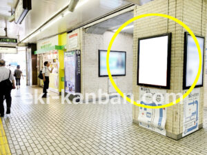 JR／飯田橋駅／本屋口／№70駅看板・駅広告、写真1