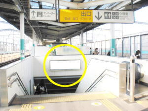 JR／南与野駅／ホーム階段／№2駅看板・駅広告、写真1