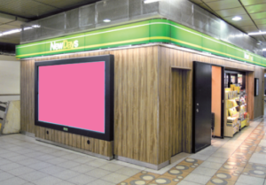 JR／新宿駅／NewDaysビジョン 新宿南口中央 1週間№1駅デジタルサイネージ・駅広告、写真1