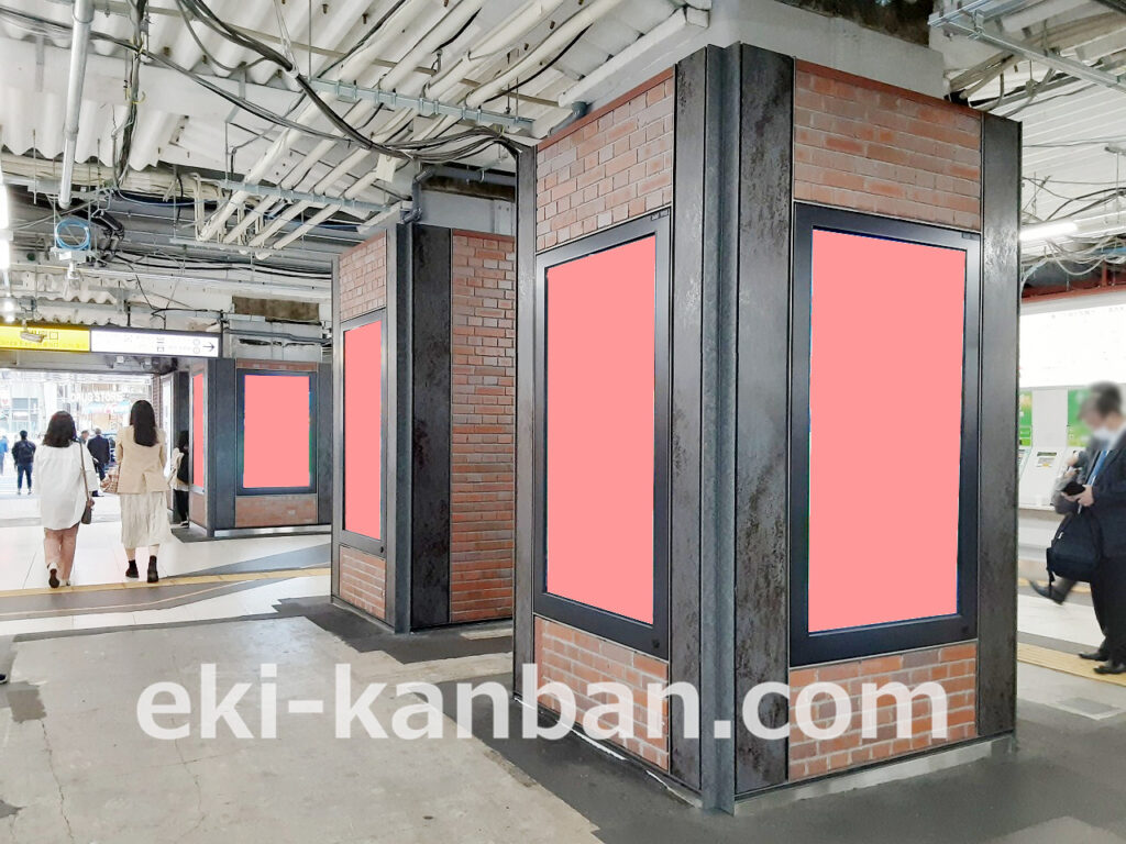 JR/新橋駅/J・ADビジョン/新橋駅北改札駅看板・駅広告、写真