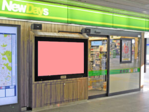 JR／十日市場駅／NewDaysビジョン№D駅デジタルサイネージ、写真1