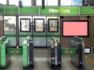 JR／南柏駅／NewDaysビジョン№D駅デジタルサイネージ、写真1