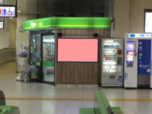 JR／鴨居駅／NewDaysビジョン№D駅デジタルサイネージ、写真1
