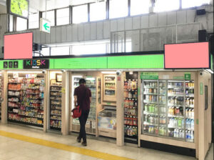 JR／八王子駅／NewDaysビジョン№D駅デジタルサイネージ、写真2
