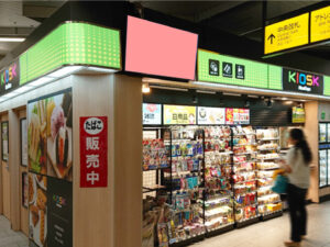 JR／浦和駅／NewDaysビジョン№D駅デジタルサイネージ、写真2