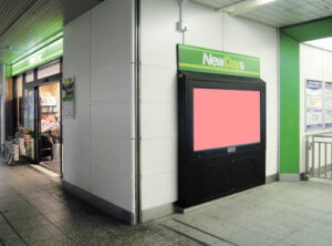 JR／横浜駅／NewDaysビジョン№D駅デジタルサイネージ、写真1