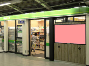 JR／平塚駅／NewDaysビジョン№D駅デジタルサイネージ、写真2