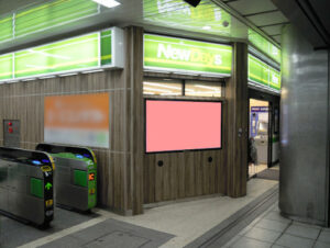 JR／戸塚駅／NewDaysビジョン№D駅デジタルサイネージ、写真1