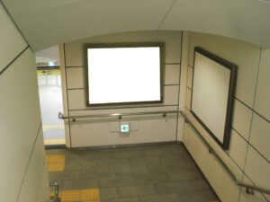 ゆりかもめ　青海駅／ホーム階段／№2駅看板・駅広告、写真1