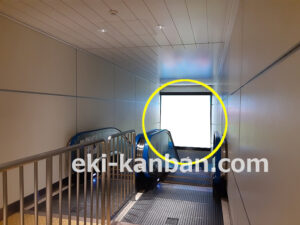 JR／千葉駅／3Ｆ改札階段／№1駅看板・駅広告、写真2