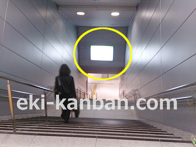 つくばエクスプレス秋葉原駅にある広告看板です。ホームへ向かう階段の上にあることが分かる写真です。