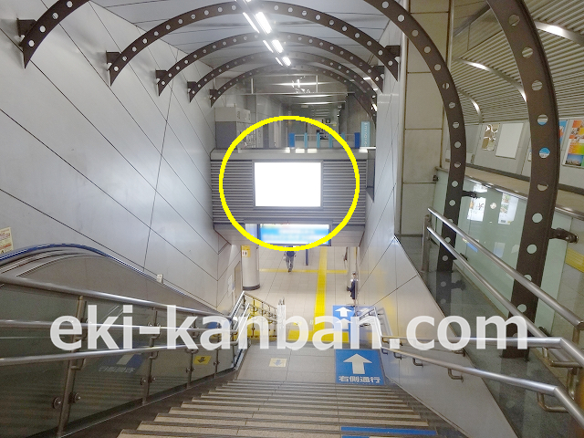 つくばエクスプレス／つくば駅／ホーム階段／№2駅看板・駅広告、写真1