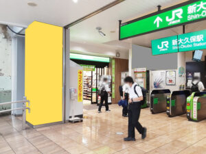 駅広告】JR 新大久保駅 新大久保改札外アドピラー2本セット | 駅