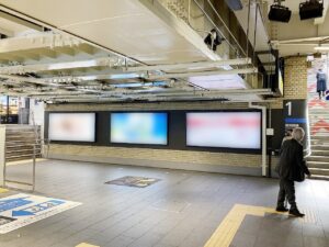 JR／鎌倉駅／地下道_構内の駅看板ロケーション