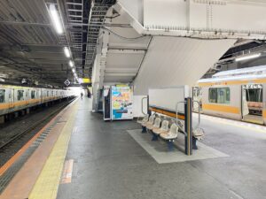 JR／立川駅／駅看板設備_青梅線ホームベンチ