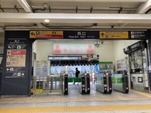 JR／鎌倉駅／西口改札_構内の駅看板ロケーション