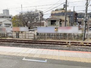 JR／鎌倉駅／横須賀線上り線路_構内の駅看板ロケーション