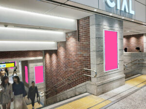 JR／横浜駅／J・ADビジョン 横浜駅西口地下通路№AD駅デジタルサイネージ・駅広告、写真2