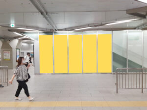 改札内シート広告