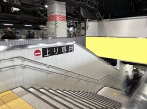 JR/渋谷駅/渋谷南改札内山手線オデコシート駅臨時広告・駅広告、写真2